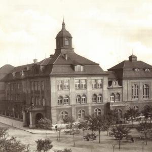 Budova 2. státní čs. reálky (dnešní gymnázium na Mikulášském nám. v Plzni), kterou navštěvoval B. Konečný ve 30. letech
